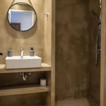 Feriehus Stone Across Eiffel's Tower - Filiatro 2 *