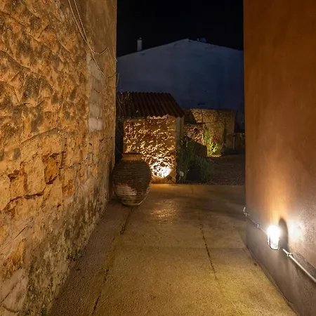 Stone Across Eiffel's Tower - Filiatro 2 Feriehus