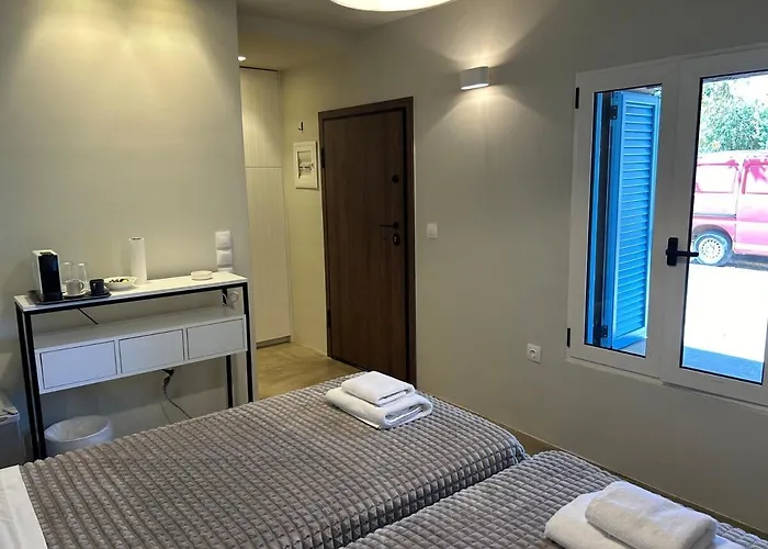 Stone Across Eiffel's Tower - Filiatro 2 Filiatrá