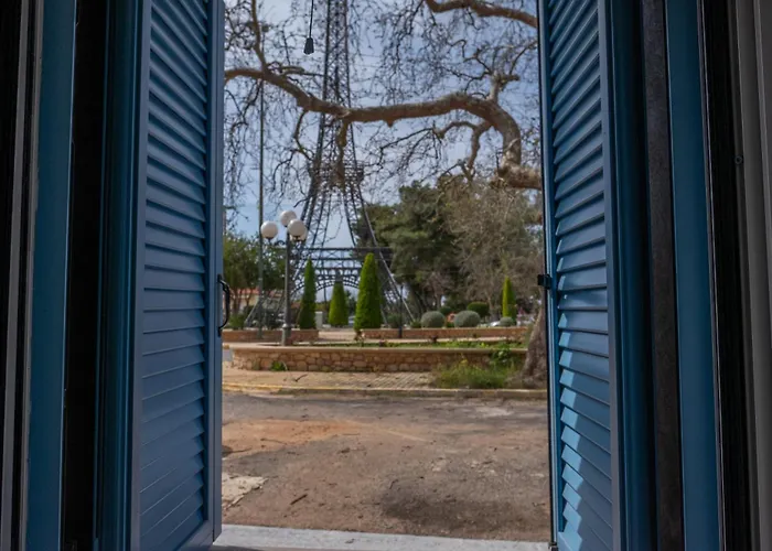 Stone Across Eiffel's Tower - Filiatro 2 Дом отдыха